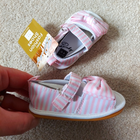 Newborn Sandals With Bow - Picture 2 of 6